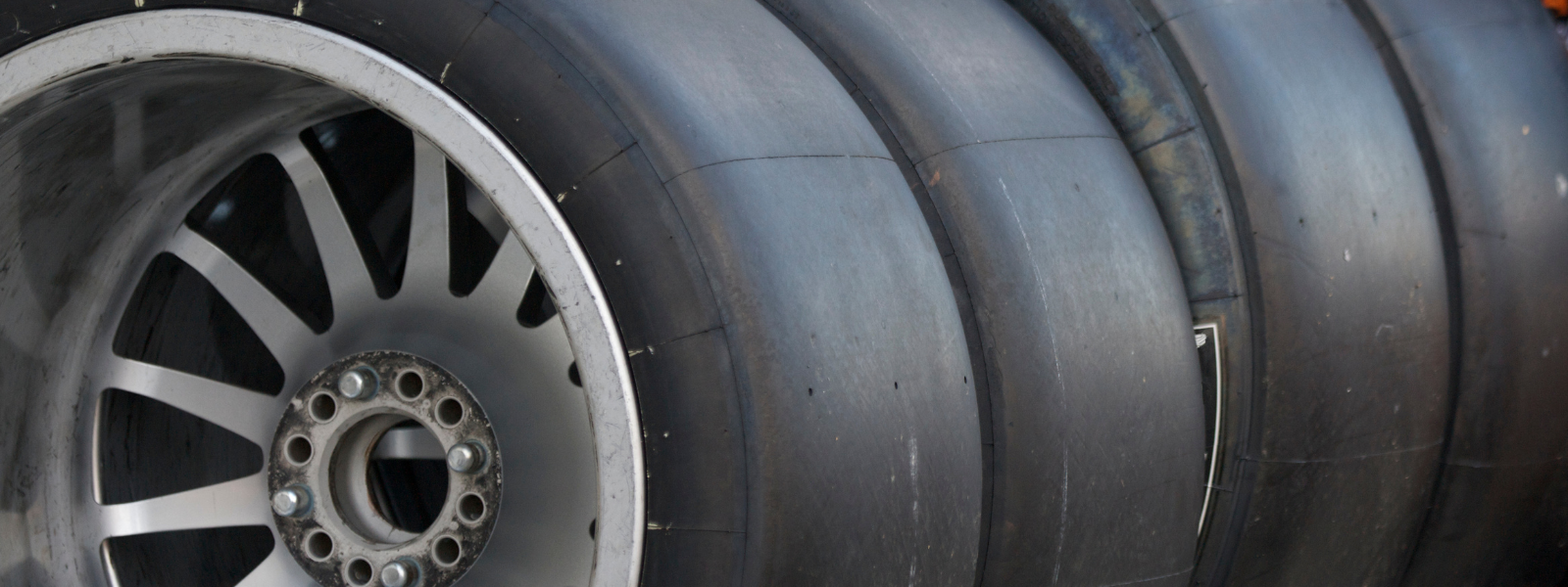 Slick tyres